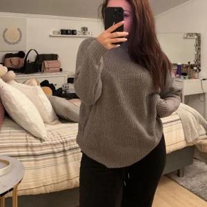 Stickad polo - Stickad polotröja, aldrig använd ❤️. Strl: S