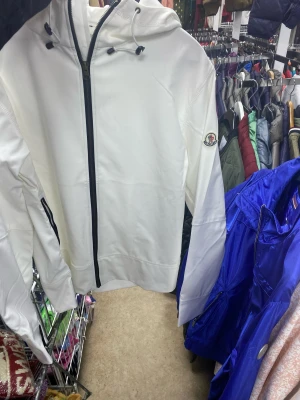 Moncler jacka - Helt nya moncler jackor för 2000kr finns i storlek Xs-XXL.