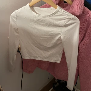 Säljer vit croppad topp från shein  - Säljer vit croppad topp från shein som inte kommer till användning, använd några gånger bara och fint skick! Obs den är lite genomskinlig💗