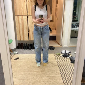 Arrow jeans - Skit snygga weekday jeans! Det är mycket använda men går fortfarande prima att använda! De är slitna (bild 2) och har lite fläckar här och där. Men de är fortfarande mycket fina och går att använda (skriv om ni vill se mer bilder på fläckar). 💕