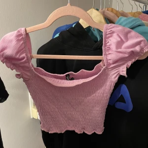 Säljer rosa topp från h&m  - Säljer en rosa topp från h&m för att den inte kommer till användning tyvärr, använd några få gånger, fint skick!💗