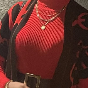 Klänning  - Är endast använd en gång, köptes för 650 och ska sälja den för 450kr. Den har ingen storlek så den passa alla kroppar! 