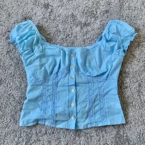 vintage top - fin ljusblå top som aldrig är använd!  skriv för fler bilder 💓  (frakt kostar 26kr kunde bara inte välja de)