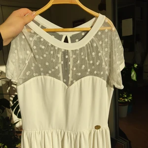 Sommarklänning - Vit sommarklänning med mesh, använd en gång. Pris kan diskuteras vid snabb affär - kan skickas omgående. 