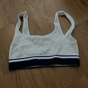 Topp - Vit topp, knappt använd