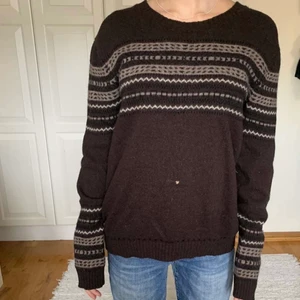 Tiger of sweden tröja, M - Säljer denna snygga tröja från Tiger Of Sweden i storlek M. Den har ett litet hål på magpartiet som man kan se på bilden men annars är den i bra skick! Frakt är 66kr men kan även mötas upp💞⭐️