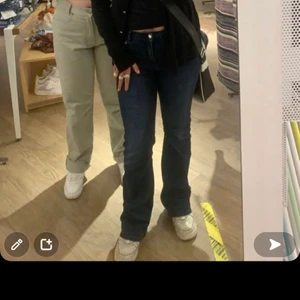 bootcut jeans - säjer dessa superfina bootcut jeansen från second hand, köpte dom för 150kr och säljer dom för 100kr. Dom är ganska strechiga och dom är i färgen marinblå💕
