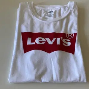 En vit Levis t shirt i storlek xs skick 10/10 aldrig använd,  Mitt pris: 150kr