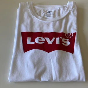 Levis T-shirt storlek xs - En vit Levis t shirt i storlek xs skick 10/10 aldrig använd,  Mitt pris: 150kr