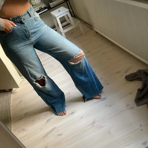 Jeans mörkblå  - Loose mörkblå jeans med hål i knäna- Storlek 