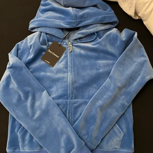 Juicy couture kofta - Säljer denna Juicy koftan i färgen regatta storlek M! Aldrig använd och prislappen finns kvar!💕 (köp för 900) den finns kvar!