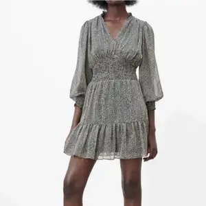 Säljer nu denna super snygga klänningen från Zara. Den är som ny och bara testad😍Perfekt nu till sommaren! 🙌