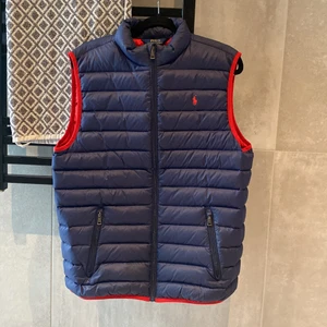 Väst - Väst från Ralph Lauren, använd fåtal gånger. Nypris ca 1400. Storlek XL i barnstorlek. Passar S, M 💘