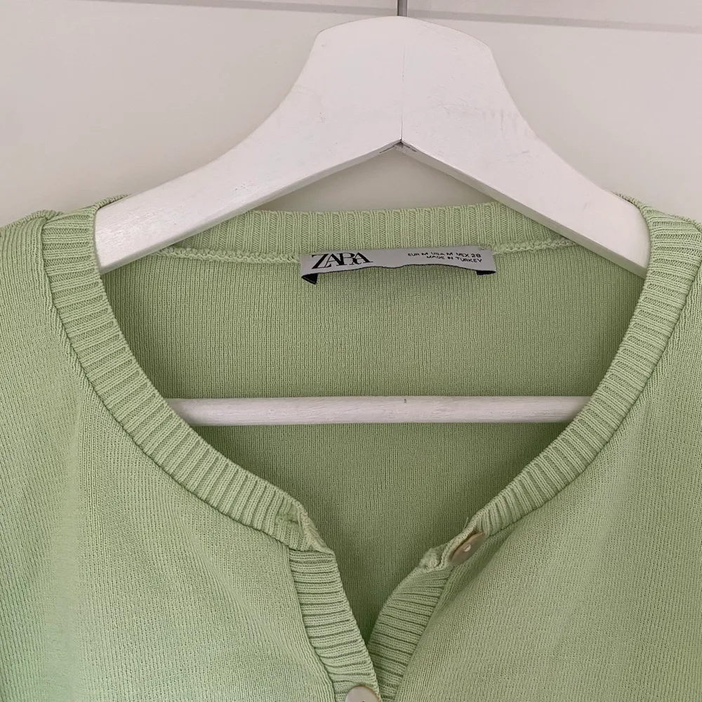 Supersnygg neongrön kofta/tröja från Zara, sparsamt använd! 💓. Tröjor & Koftor.