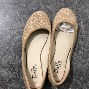 Sommar skor - Helt nya sommar skor, du är välkommen att köpa dessa sommar skor för bara 29kr. Dock har skorna fina kristaller runt om