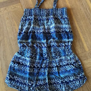 Shortsdress  - Blå, vit, grön, svart dress med både linne och shorts i ett i stl 134-140. 