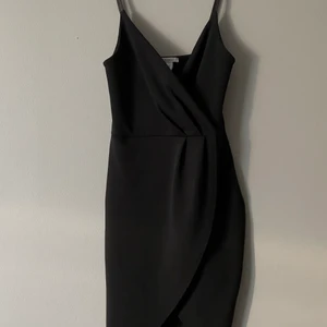 Svart klänning - Snygg klänning från Nelly. Stretchigt material, reglerbara band och en snygg slits ✨