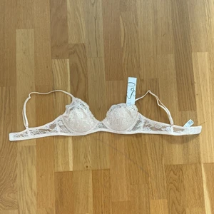 Spets-BH - Säljer en väldigt söt spets bh som är för liten för mig! Aldrig använd bara provad, original pris 149kr! Köparen betalar frakt :)