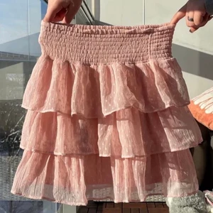 Volangkjol  - Säljer en supersöt volangkjol från Lindex. Den är från barnavdelningen men passar en Xs/S Bud är bindande, lägg ej bud om du inte ska köpa ❤️