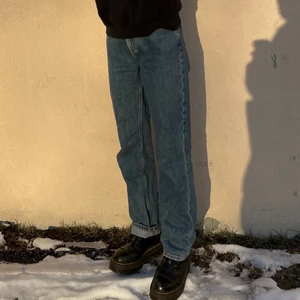 Webday Voyage jeans superskick!  - Säljer mina knappt använda Weekday jeans storlek 27/30 pga för stora tyvärr! Men de är straight model voyage! 