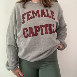 PULL & BEAR college tröja  - Denna collegetröja är jättemysig för en kall kväll. Den är storlek S men kan kännas som M. Jag har M, och på mig passar den perfekt. Kan till och med kännas som L, men för en oversized tröja är den perfekt! 
