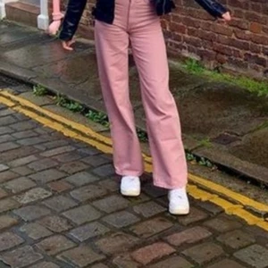 Rosa Jeans Monki - Ett par rosa jeans från monki, har använts ett par gånger men är i nyskick. Köptes för 400