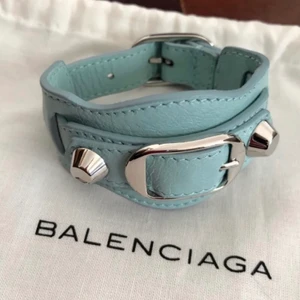 Balenciaga Armband - Intressekoll på balenciaga armband som jag köpt här på Plick. Lånade bilder och inte använt så mycket