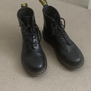Dr Martens kängor/boots - Använda ibland under de senaste åren, men knappt, så jag säljer dem :)  Inga problem, sitter fint och snygga. Nypris ~1500kr Äkta dr martens!