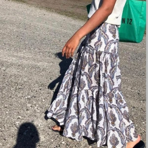 Lång mönstrad kjol - Lång fin mönstrad kjol från H&M, säljer endast pga för liten. Frakt ingår ej! 