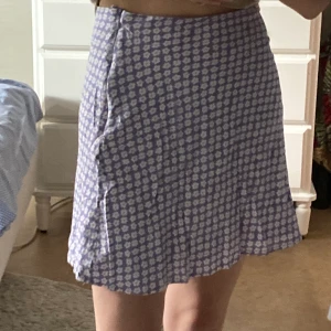 Söt lila kjol hm  - En super fin kjol från Hm använt max 2 ggr och har söta små vita blommor på sig  Jag köpte kjolen för 99 kr i butik. Den har en dragkedja på sidan och en väldigt skön söm vid midjan och den har en ljuslila underkjol🥰