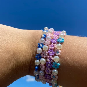 Armband  - Somriga och fina blomarmband. Har i andra färger om så önskas. Gör även matchande ringar och halsband. Armbanden knäpps med ett lås, samt är tråden elastisk. Köper du fler än 2 st får du rabatt. Postar samma dag och frakten är 13kr. 45kr/st🌸☺️