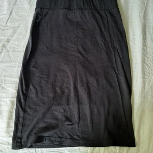 Tubkjol svart - Garderobs rensning. Svart tubkjol. Storlek xs men är väldigt töjbar så går på S. Väldigt stilren och simpel från lager 157.