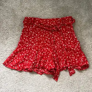 Säljer denna supergulliga blommiga kjolen från zara då jag inte he någon användning av den längre. Den är i nyskick. Köparen står för frakten😊