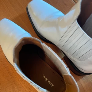 Vita boots klackar - Liten ”repa” på vönster insida