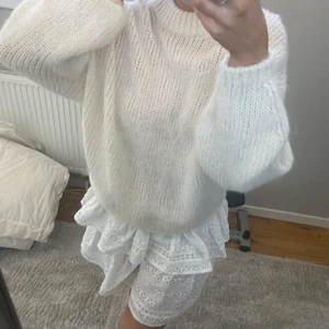 Vit stickad tröja  - Från &otherstories. Använd 1 gång. Storlek M nypris 799kr frakt 66kr. Som ny 