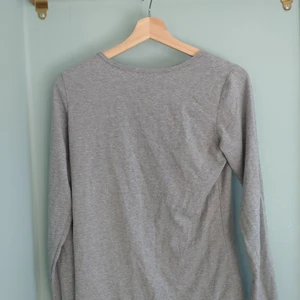 Grå tröja - Grå långärmad T-shirt 