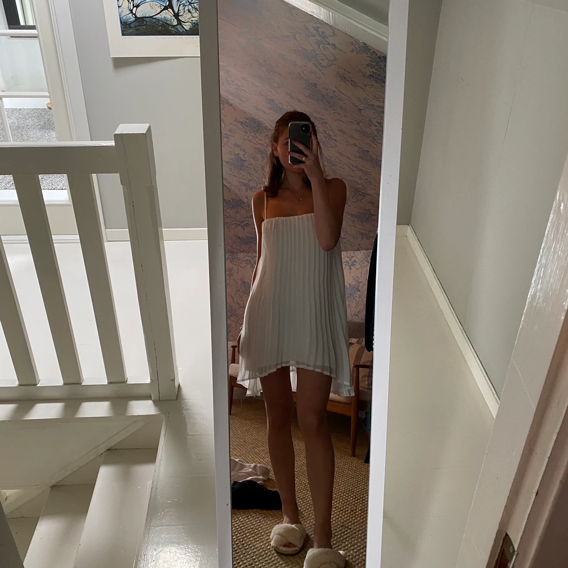 Vit plisserad klänning