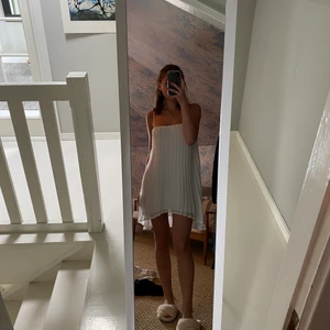 Vit plisserad klänning - En jätte söt plisserad klänning köpt second hand. Köparen står för frakt: 49 kr spårbart. 