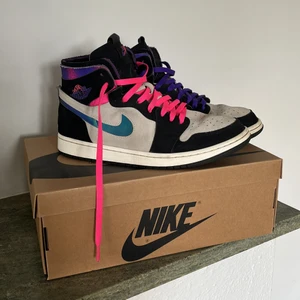 NIKE AIR JORDAN  - Säljer nu dessa snygga och ovanliga Jordan 1. Väldigt bra skick och använde bara förra sommaren. Extra snören finns med samt box och papper. Skriv för fler bilder. Köparen står för ev frakt😃