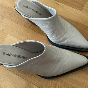 CARIN WESTER cowboy - så fruktansvärt snygga cowboy slip-ins från carin wester. endast testade inomhus! produktionsfel:se bild nr 3. därav det billiga priset! nypris 1300. fri frakt❤️