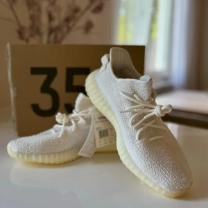 Yeezy 350 V2 Cream White - Yeezy 350 V2 Cream White, storlek 44, aldrig använda (10/10).