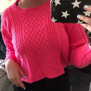 Rosa tröja! Står varken storlek eller vart den är ifrån men skulle säga storlek M och så köpte ja den här på Plick!💗 80 kr+ frakt💕💕