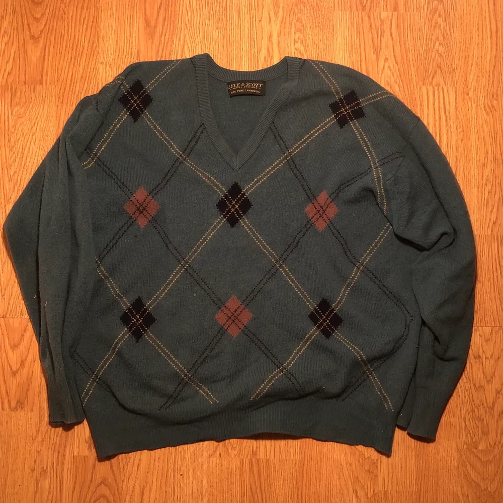 Super super soft and nice sweater, amazing fit with wide arms and tight cuffs. Any questions just ask, also it’s a small/medium. Would look good with baggy jeans and a button up maybe I don’t know choose your own damn outfit . Stickat.