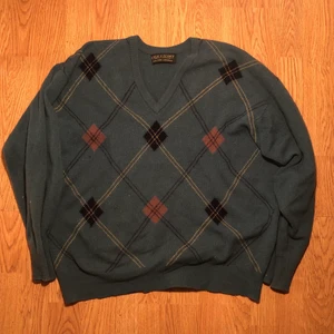 Knitted pure lambs wool sweater vintage - Super super soft and nice sweater, amazing fit with wide arms and tight cuffs. Any questions just ask, also it’s a small/medium. Would look good with baggy jeans and a button up maybe I don’t know choose your own damn outfit 