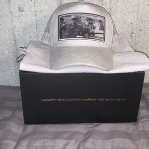 Maggiore keps - Hej, jag säljer nu min maggiore keps. Har används ett fåtal gånger men passar inte min stil så bra. hör gärna av dig om du är intresserad. fråga gärna om mer bilder vid intresse:)