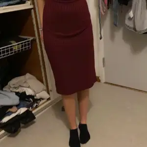 vin röd klänning 