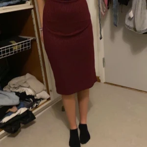 vin röd klänning  - vin röd klänning 