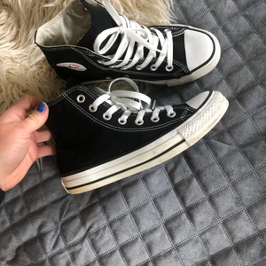 Svarta Converse - Säljer ett par Converse i svart men en liten defekt på sulorna! Upplever dock inte att detta stan särskiljt mycket i verkligheten. 🥰