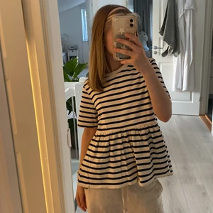 Zara topp  - Randig volang zara t-shirt/topp, aldrig använd 