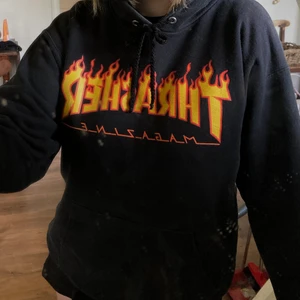 Thrasher hoodie - Svart thrasher hoodie från blue-tomato som inte kommit till användning. Passar även till en storlek M.        Nypris 950kr Lite sliten på ena mudden☺️